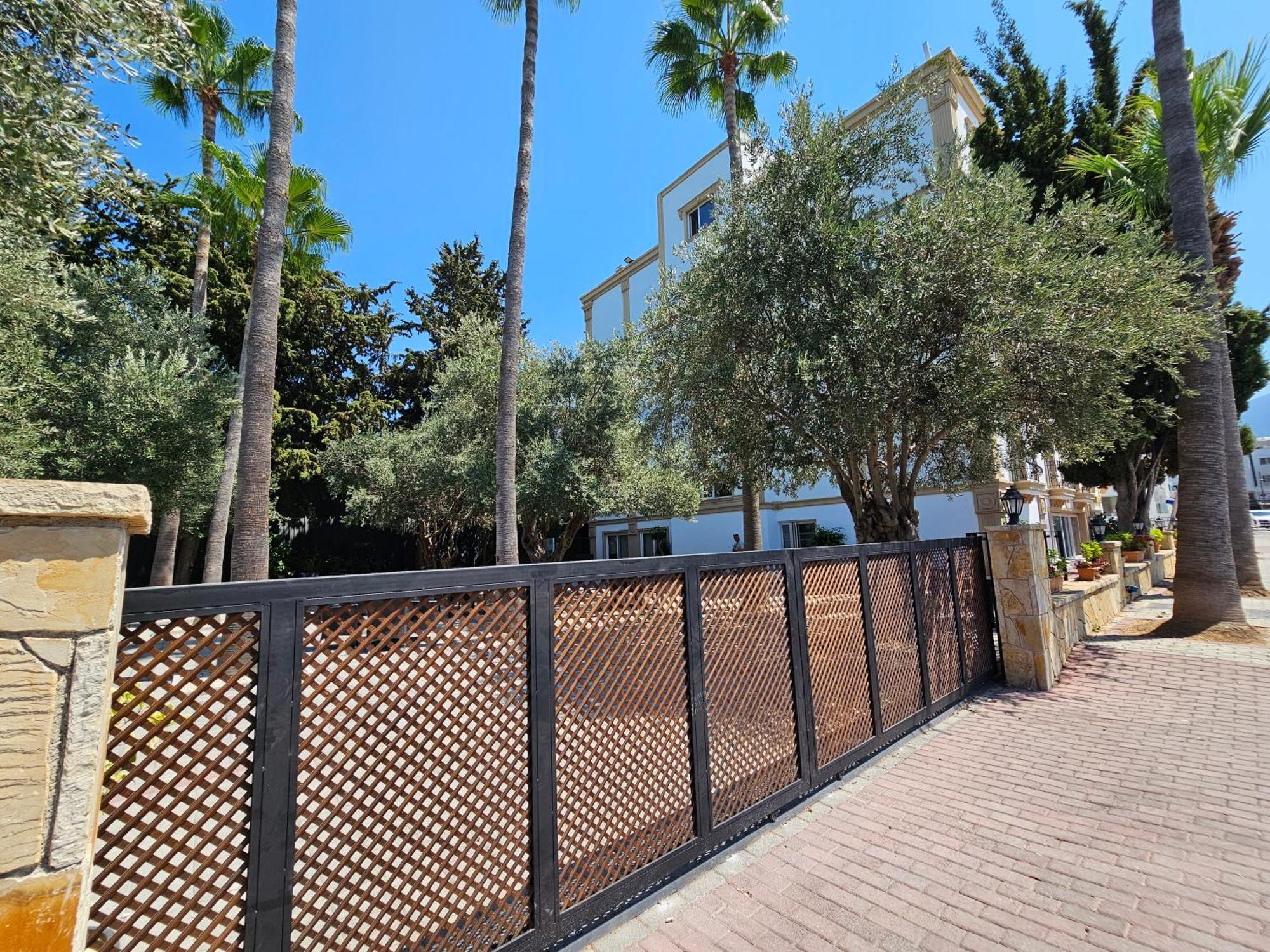 Park Palace Hotel 凯里尼亚 外观 照片