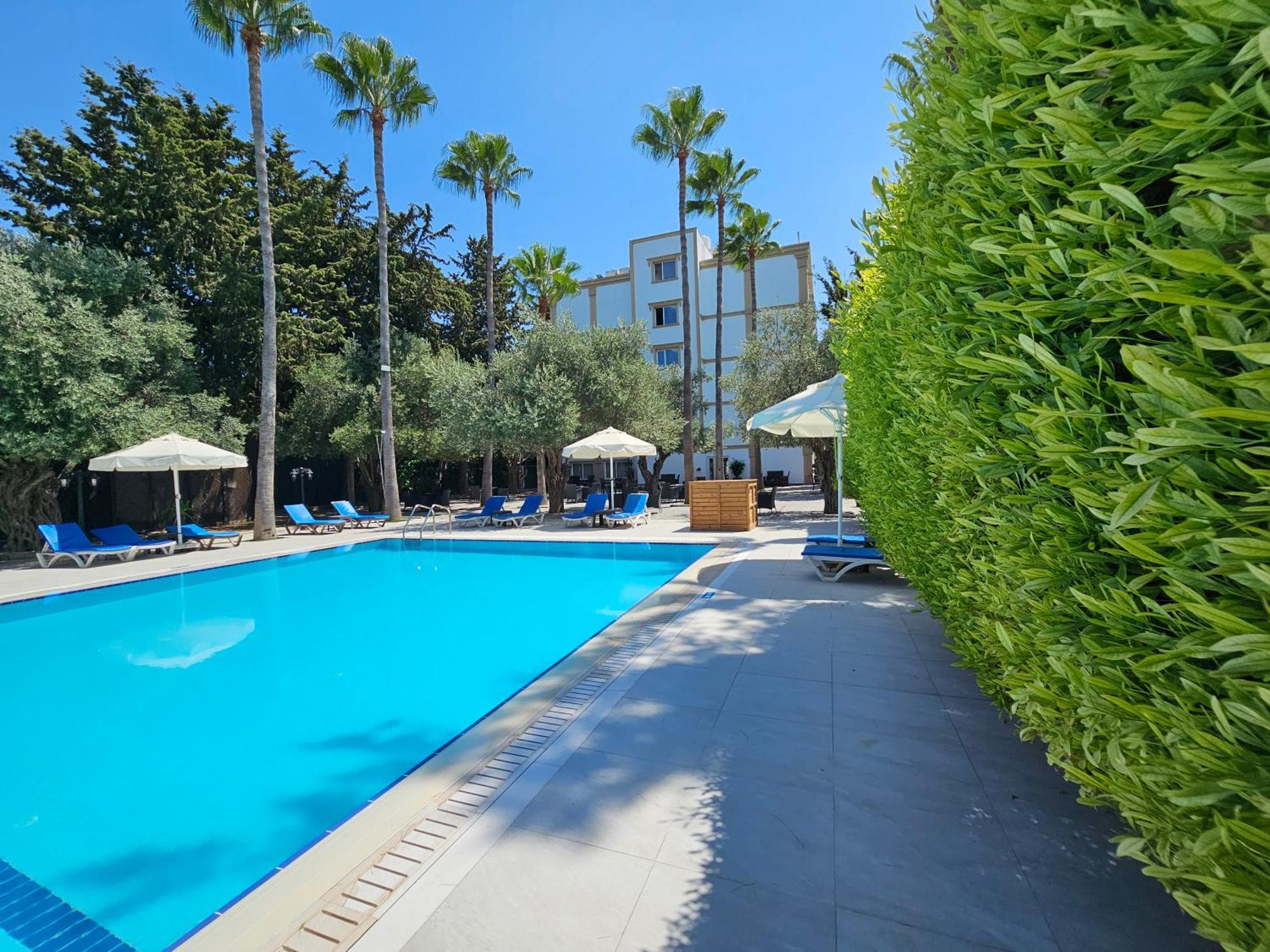 Park Palace Hotel 凯里尼亚 外观 照片