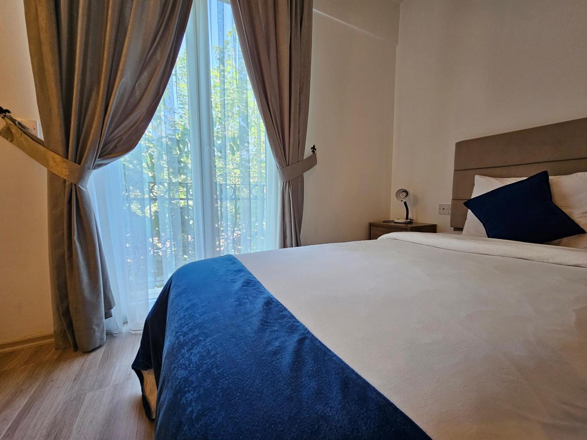 Park Palace Hotel 凯里尼亚 外观 照片