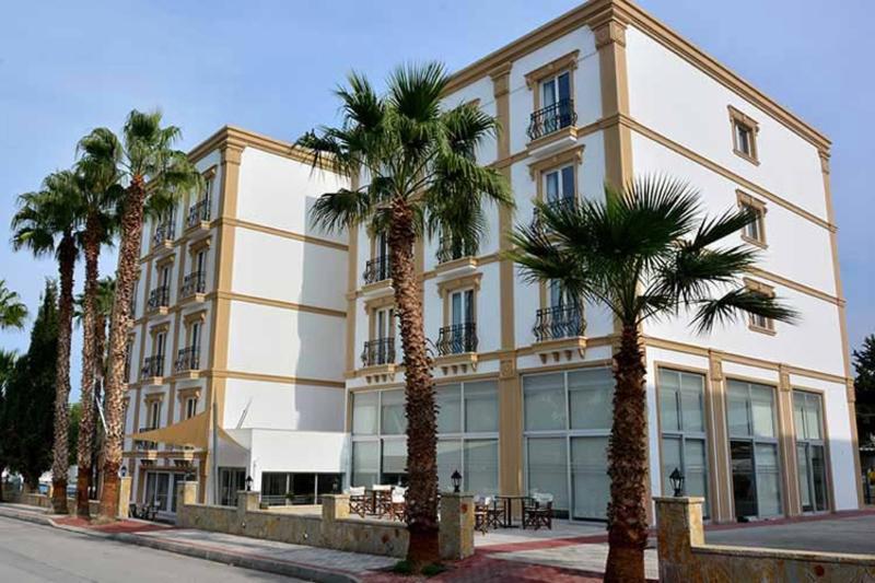 Park Palace Hotel 凯里尼亚 外观 照片