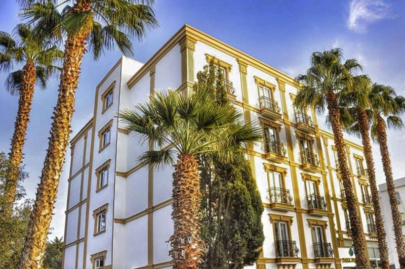 Park Palace Hotel 凯里尼亚 外观 照片